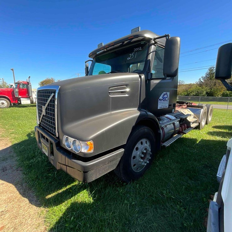 2002 Volvo Tandem Axle Road Tractor