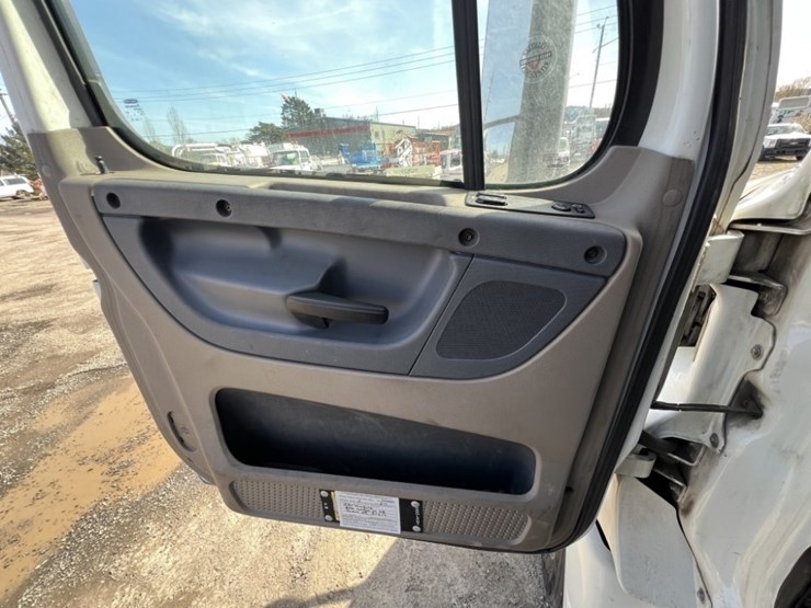 2016-freightliner-t/a-sleeper-truck-tractor-image-27