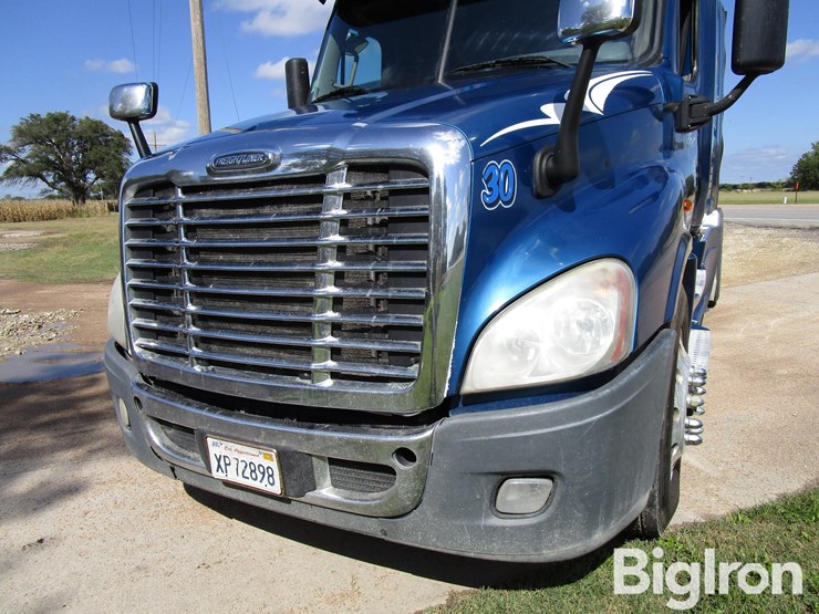2016-freightliner-cascadia-125-image-17
