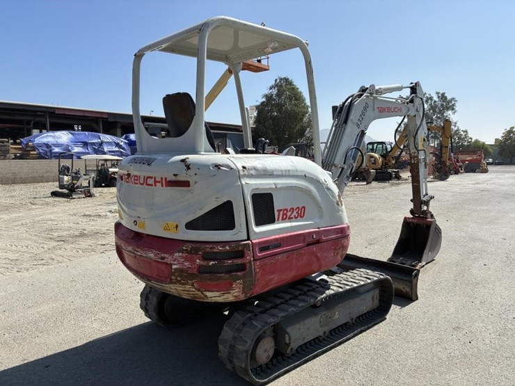 2017-takeuchi-tb230-image-3