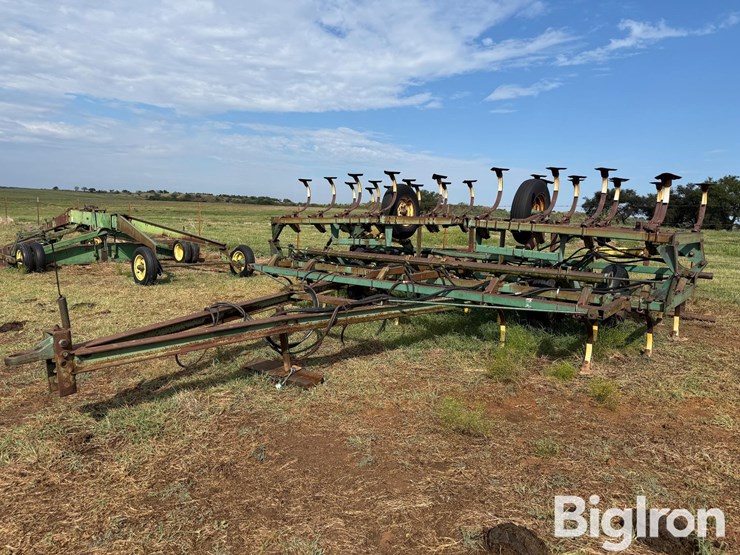 john-deere-1010-image-1