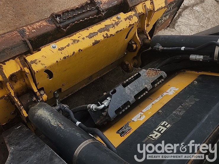 2018-deere-318g-image-14