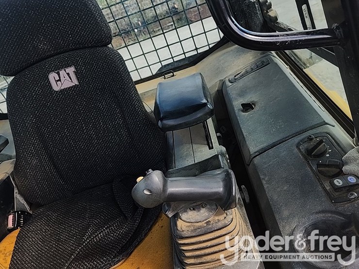 2011-caterpillar-d6k-lgp-image-21