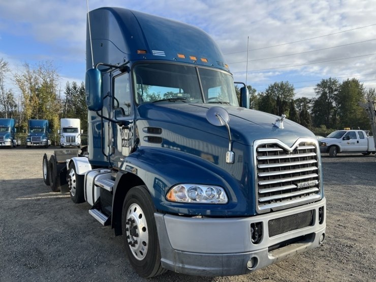 2017-mack-cxu613-tri-axle-truck-tractor-image-2