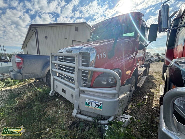 non-operable-2016-freightliner-cascadia-t/a-day-cab-tractor-image-1