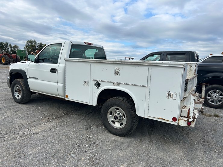 2004-gmc-sierra-2500-image-3