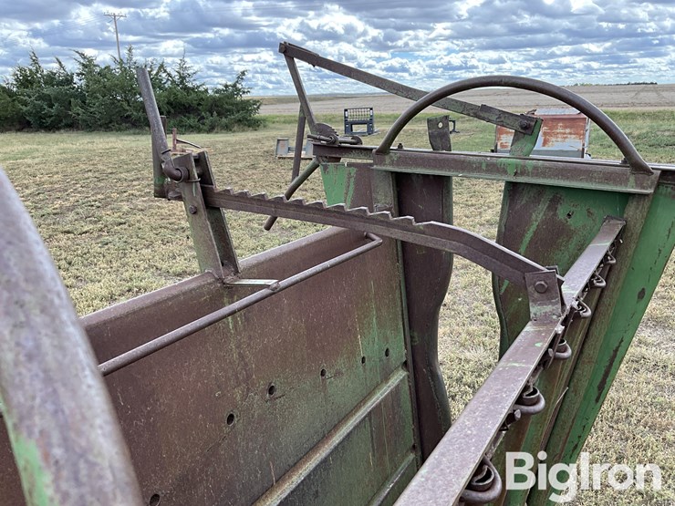 calf-cradle-squeeze-chute-image-14