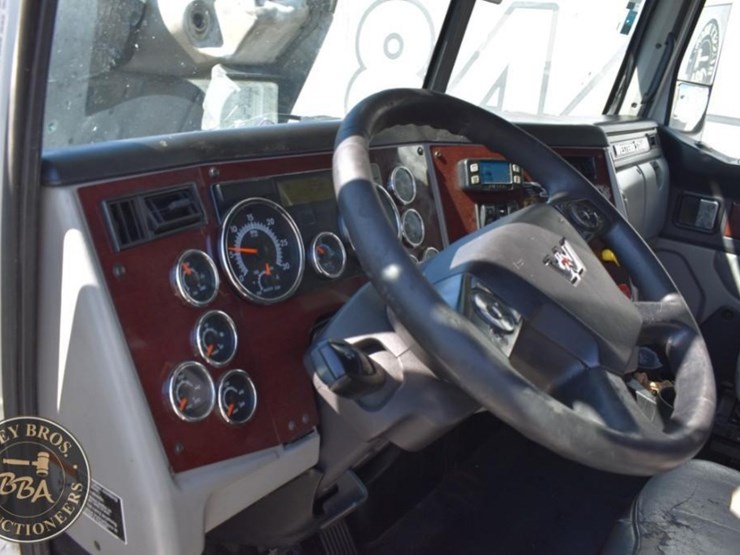 2020-western-star-5700xe-image-53