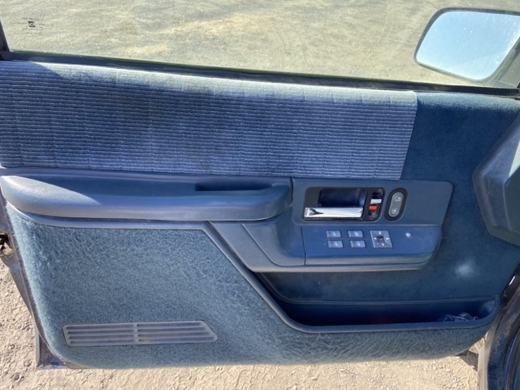 1994-chevrolet-suburban-image-19