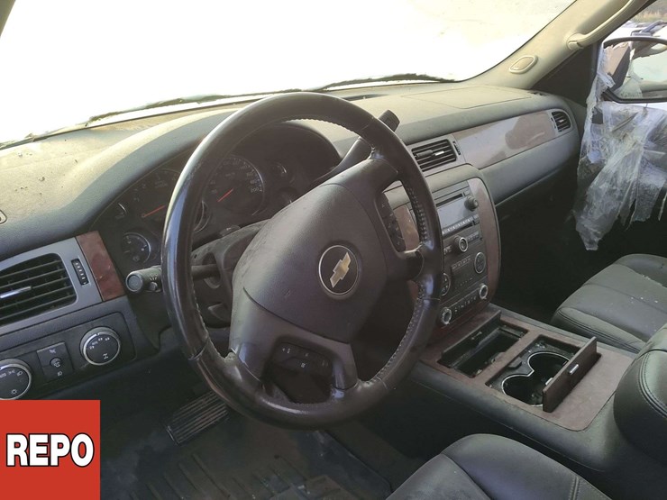 2008-chevrolet-suburban-image-11