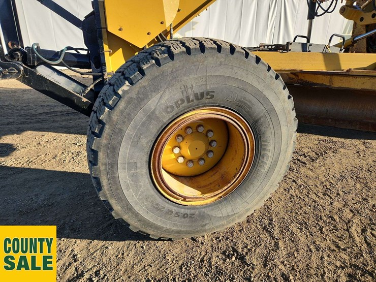2015-caterpillar-14m-image-27