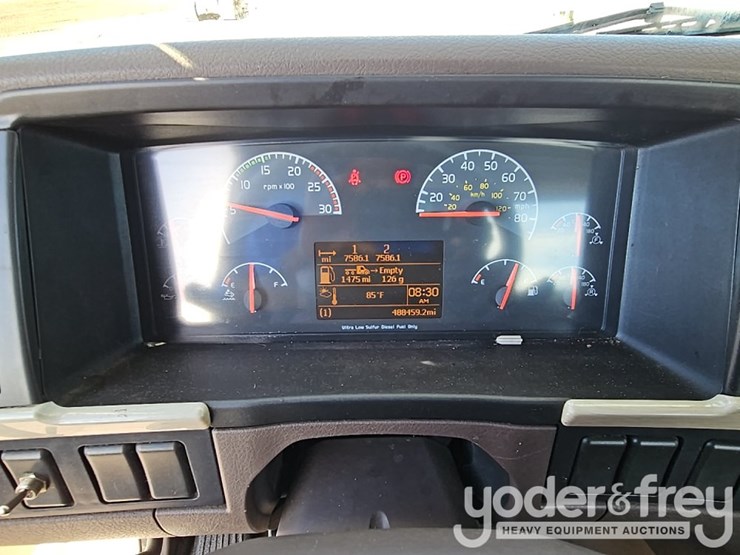 2018-volvo-10-image-39