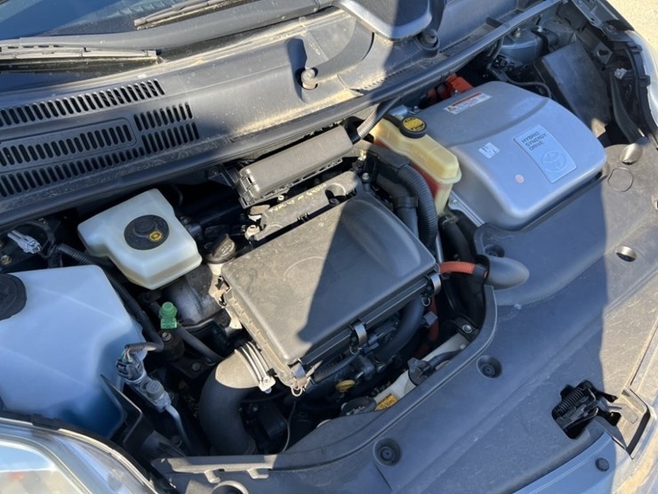 2005-toyota-prius-hybrid-sedan-image-11
