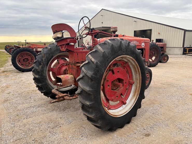 1953-ih-farmall-super-m-2wd-tractor-image-5