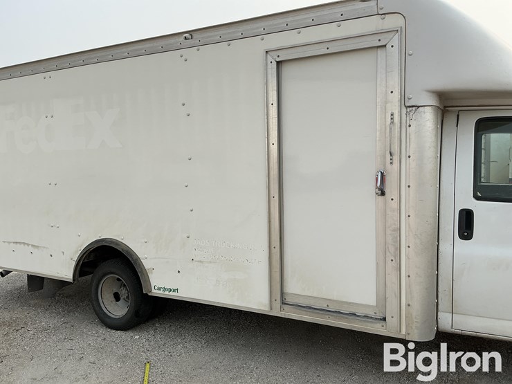 2022-chevrolet-express-3500-image-9
