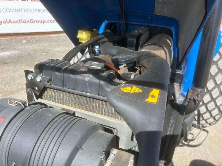 new-holland-tn65-57hp-utility-tractor-image-15