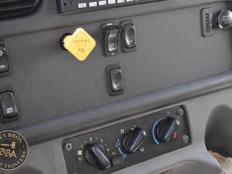 2022-freightliner-business-class-m2-100-image-54