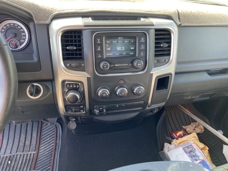 2015-dodge-ram-extra-cab-4wd-pickup-image-14