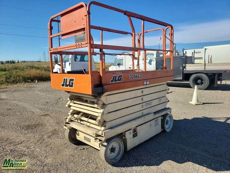 electric-scissor-lift-non-operable-2000-jlg-3246-f2-700-lbs-scissor-lift-image-3
