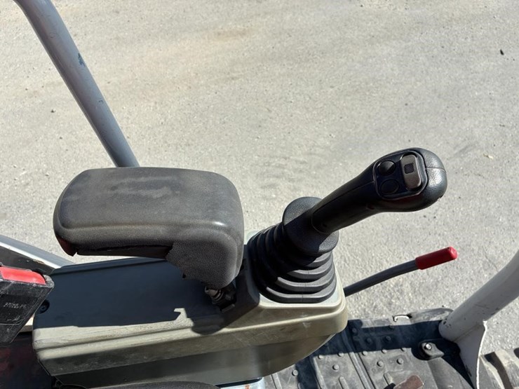 2017-takeuchi-tb240-image-22