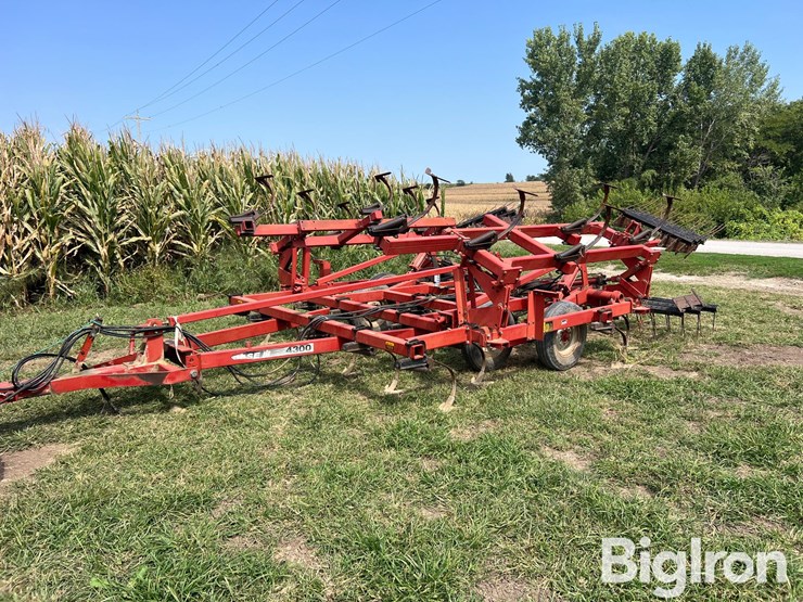 case-ih-4300-image-1