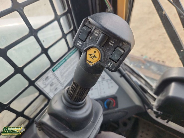 2010-bobcat-s650-image-12