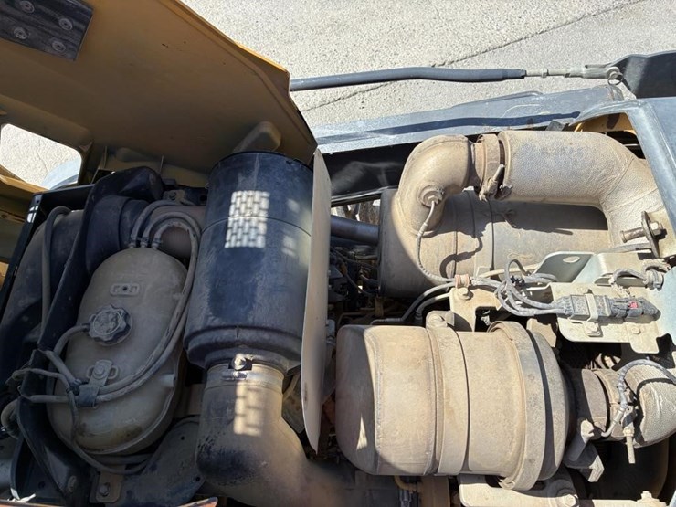 2015-deere-210l-image-15