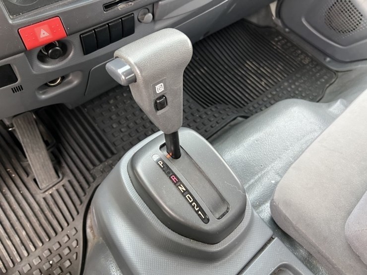 2011-isuzu-nrr-image-34
