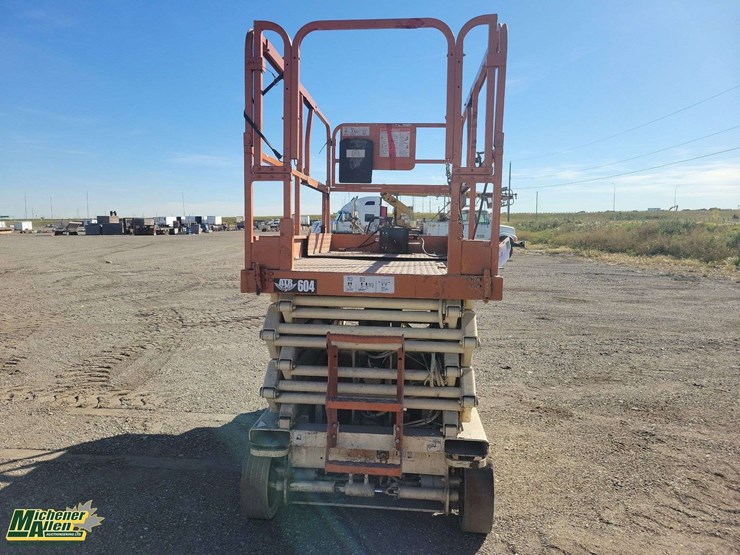 electric-scissor-lift-non-operable-2000-jlg-3246-f2-700-lbs-scissor-lift-image-7