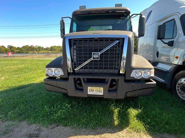 2002-volvo-tandem-axle-road-tractor-image-3