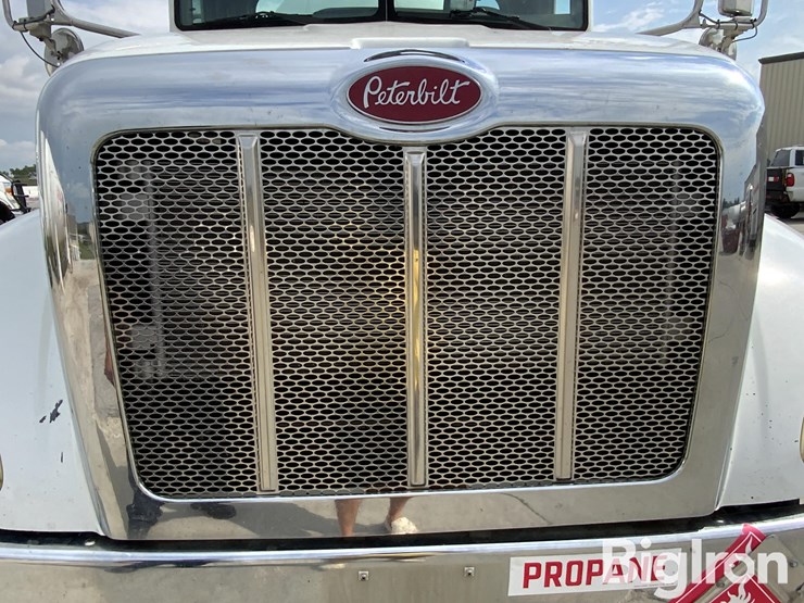 2010-peterbilt-335-image-10