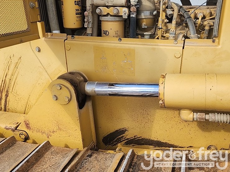 2011-caterpillar-d6k-lgp-image-16