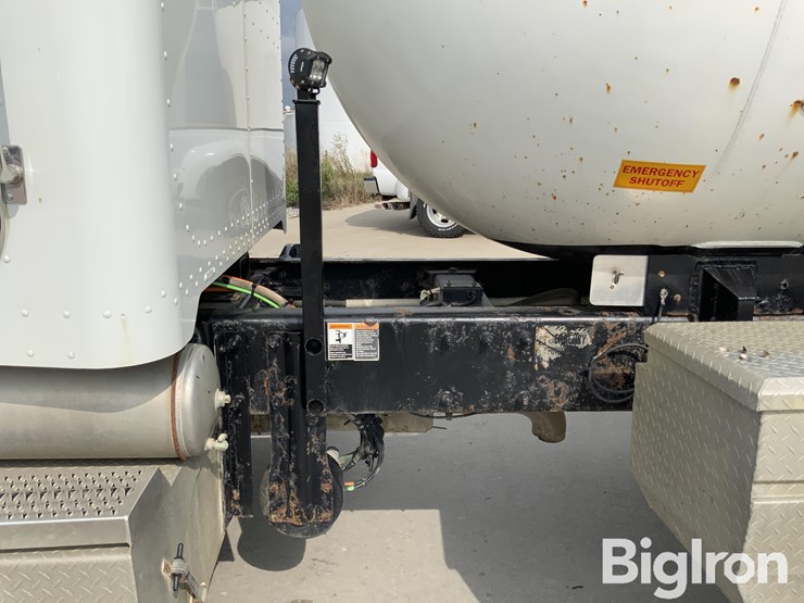 2010-peterbilt-335-image-16