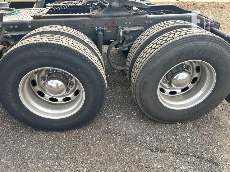 peterbilt-384-image-13