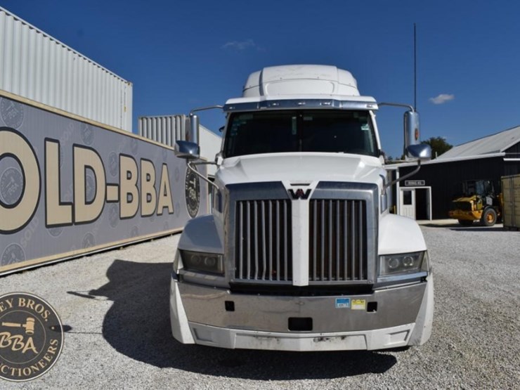 2020-western-star-5700xe-image-35