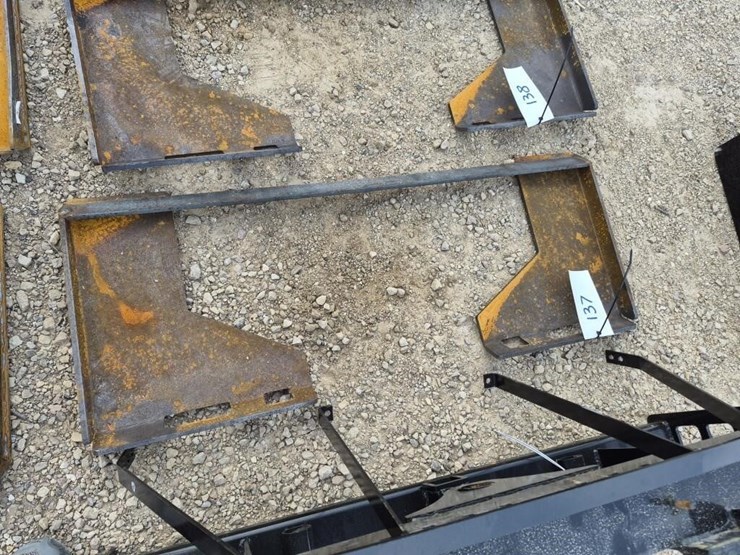 skid-steer-mounting-plate-image-1