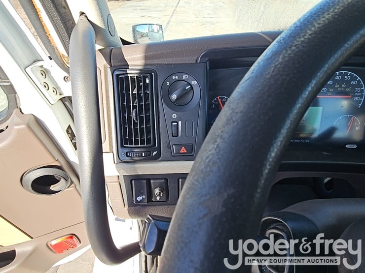 2018-volvo-10-image-33