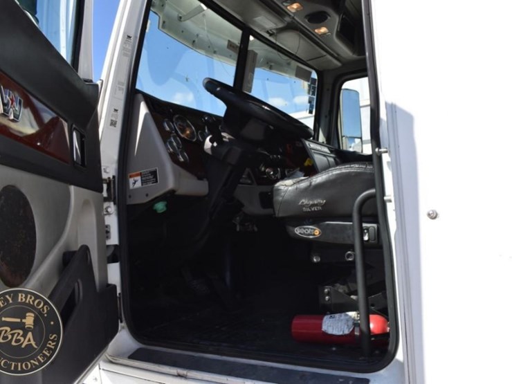 2020-western-star-5700xe-image-51