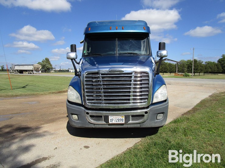 2016-freightliner-cascadia-125-image-2