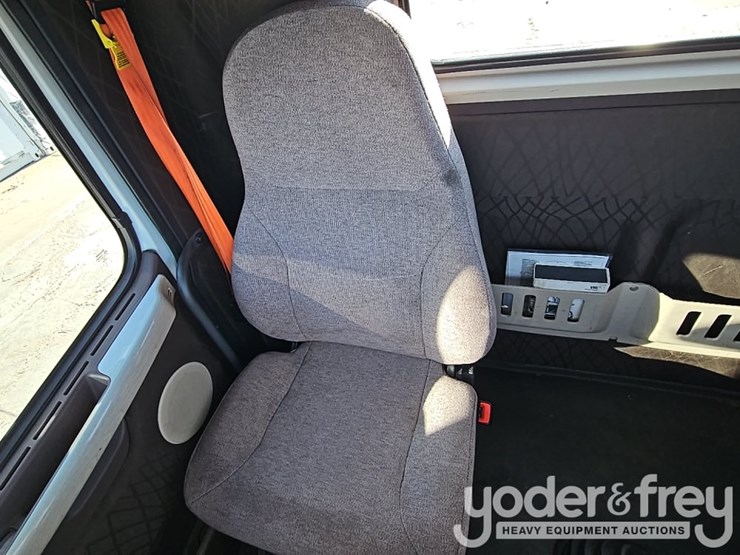 2018-volvo-10-image-28