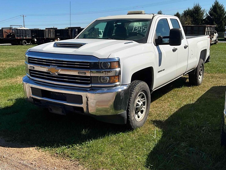2017-chevy-3500hd-pick-up-image-1