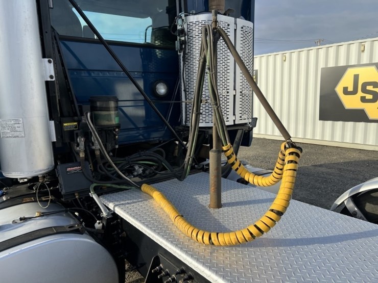 2017-mack-cxu613-tri-axle-truck-tractor-image-22