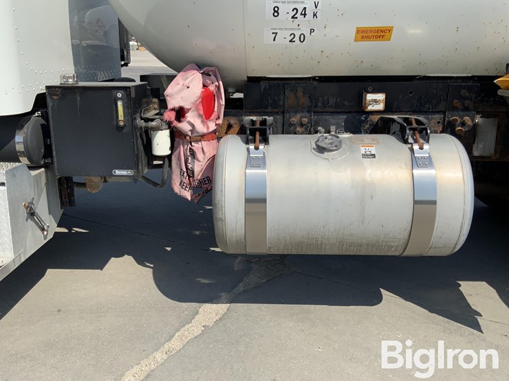 2010-peterbilt-335-image-17