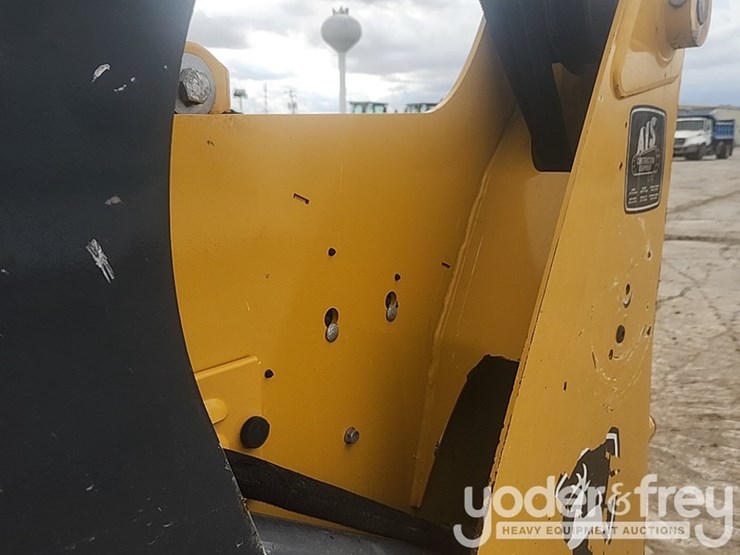 2018-deere-318g-image-15