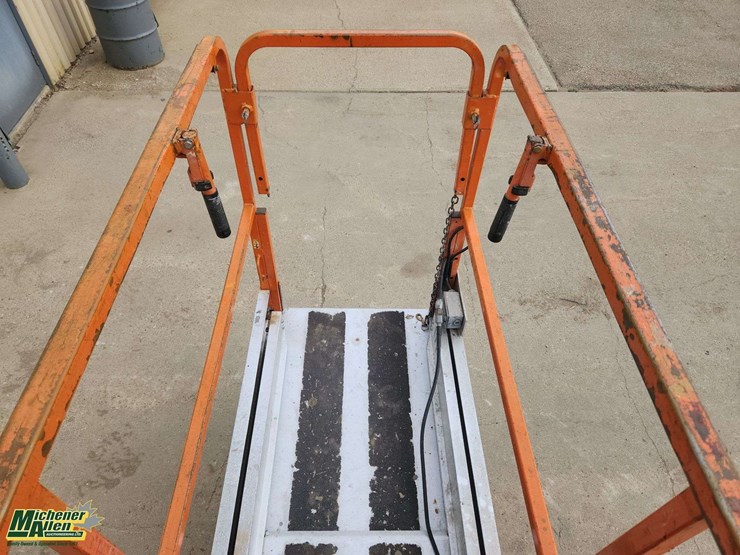 2005-jlg-1930es-image-18