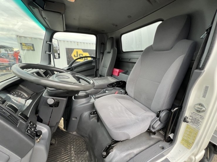 2011-isuzu-nrr-image-27