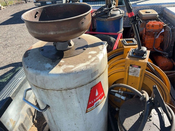 oil-and-grease-drums-with-pumps-2-rotary-style-fluid-pumps-2-hose-reels-unknown-condition-image-2