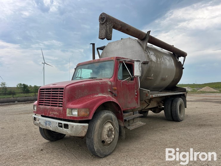1990-international-4700-image-1