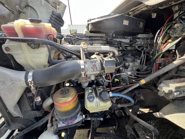 2016-freightliner-t/a-sleeper-truck-tractor-image-13