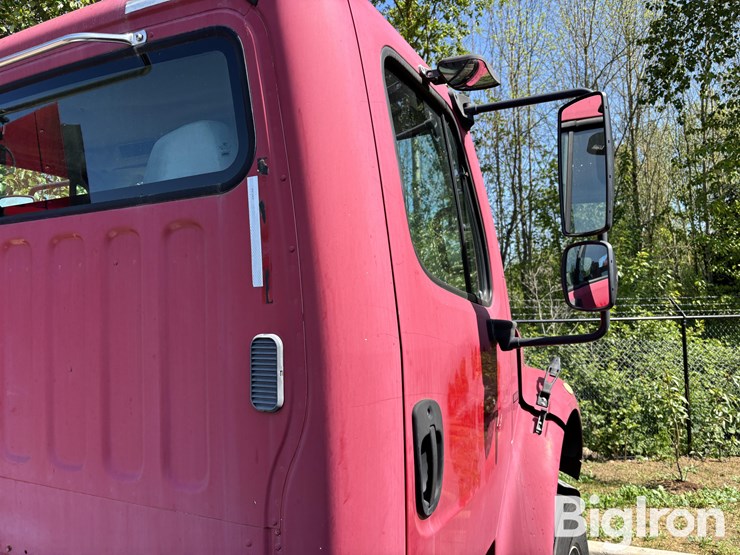 2006-freightliner-m2-truck-tractor-image-13